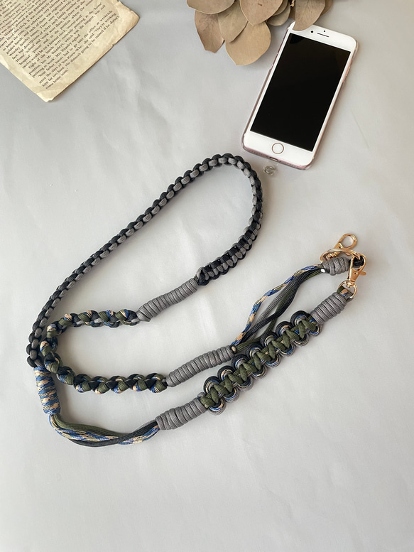 パラコードで作るウェーブのスマホショルダーストラップ(オータムカラー:カーキ×グレー) 2枚目の画像