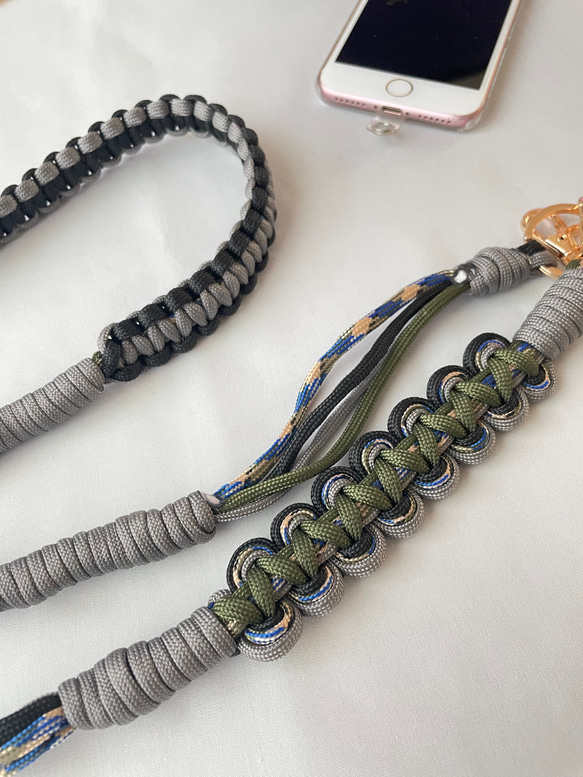 パラコードで作るウェーブのスマホショルダーストラップ(オータムカラー:カーキ×グレー) 6枚目の画像