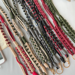 パラコードで作るウェーブのスマホショルダーストラップ(オータムカラー:カーキ×グレー) 10枚目の画像