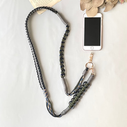 パラコードで作るウェーブのスマホショルダーストラップ(オータムカラー:カーキ×グレー) 1枚目の画像
