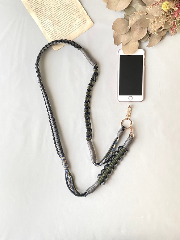 パラコードで作るウェーブのスマホショルダーストラップ(オータムカラー:カーキ×グレー) 1枚目の画像
