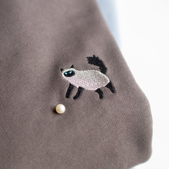 【ご予約販売】猫パールスウェット / ブラウン　ブルー 1枚目の画像