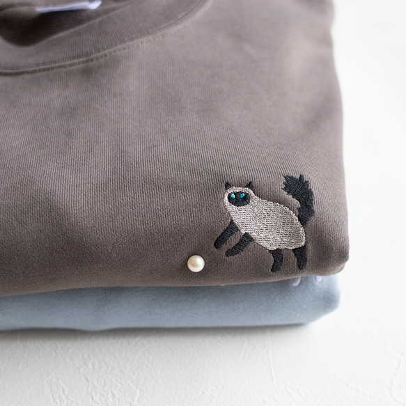 【ご予約販売】猫パールスウェット / ブラウン　ブルー 2枚目の画像