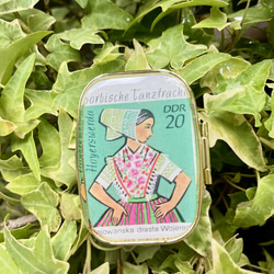 〔ピルケース〕おしゃれでかわいい！持ち運びしやすい外国切手のケース ドイツ 舞台衣装 緑　ラッピング無料！プレゼントにも 6枚目の画像