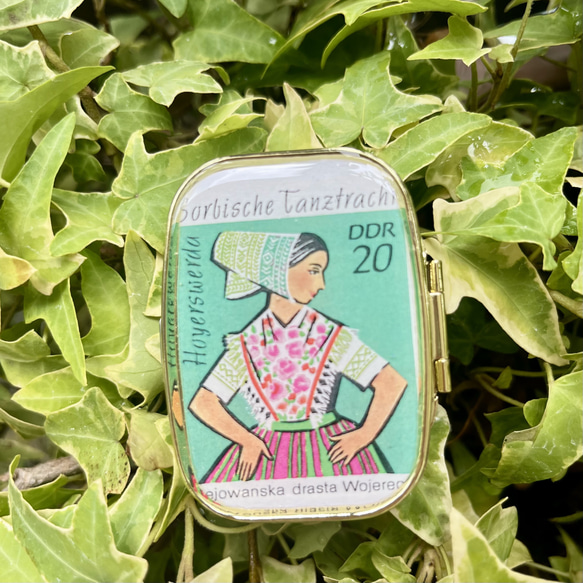 〔ピルケース〕おしゃれでかわいい！持ち運びしやすい外国切手のケース ドイツ 舞台衣装 緑　ラッピング無料！プレゼントにも 6枚目の画像