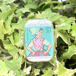 〔ピルケース〕おしゃれでかわいい！持ち運びしやすい外国切手のケース ドイツ 舞台衣装 緑　ラッピング無料！プレゼントにも 12枚目の画像