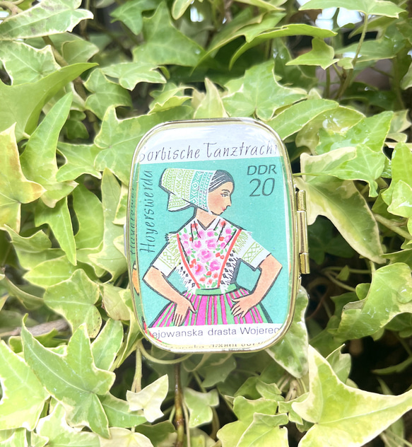 〔ピルケース〕おしゃれでかわいい！持ち運びしやすい外国切手のケース ドイツ 舞台衣装 緑　ラッピング無料！プレゼントにも 12枚目の画像