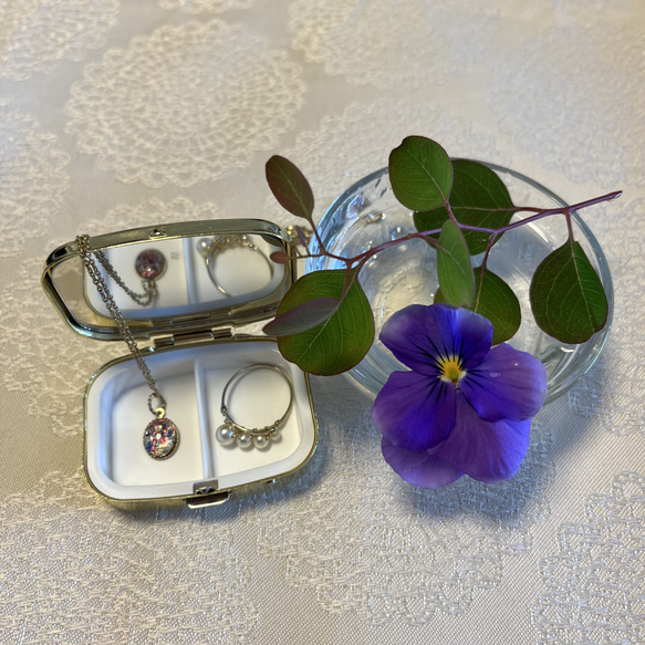 〔ピルケース〕おしゃれでかわいい！持ち運びしやすい外国切手のケース ドイツ 舞台衣装 緑　ラッピング無料！プレゼントにも 8枚目の画像