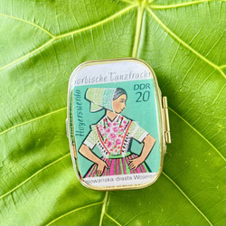 〔ピルケース〕おしゃれでかわいい！持ち運びしやすい外国切手のケース ドイツ 舞台衣装 緑　ラッピング無料！プレゼントにも 2枚目の画像