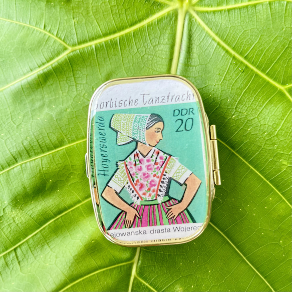 〔ピルケース〕おしゃれでかわいい！持ち運びしやすい外国切手のケース ドイツ 舞台衣装 緑　ラッピング無料！プレゼントにも 2枚目の画像