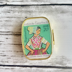 〔ピルケース〕おしゃれでかわいい！持ち運びしやすい外国切手のケース ドイツ 舞台衣装 緑　ラッピング無料！プレゼントにも 1枚目の画像