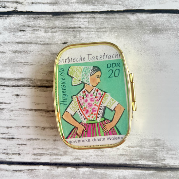 〔ピルケース〕おしゃれでかわいい！持ち運びしやすい外国切手のケース ドイツ 舞台衣装 緑　ラッピング無料！プレゼントにも 1枚目の画像