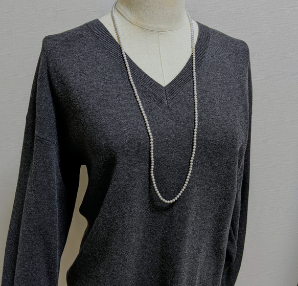 【2way/サージカルステンレス】上品グレー4㎜貝パールのロングネックレス/　ゴールド　シルバー　小粒　控えめ　国産 3枚目の画像