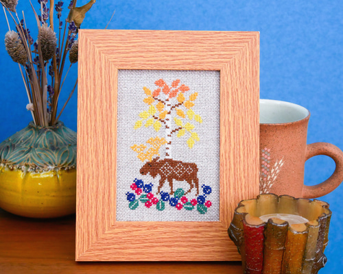 秋の北欧の森を行くヘラジカ ベリーとキノコに囲まれて 北欧刺繍