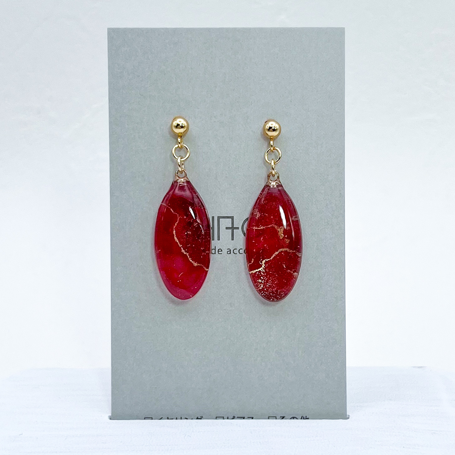 「レッド＆ゴールド」イヤリングorピアス　赤、ゴールド　CHACYアクリルインクアート