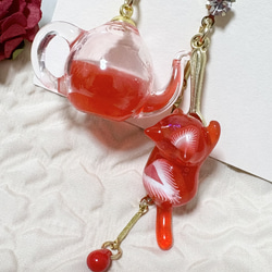 ティーポットから生まれた苺猫ピアス　可愛い ティーポットから生まれた苺猫ピアス 可愛い ティーポットから生まれた