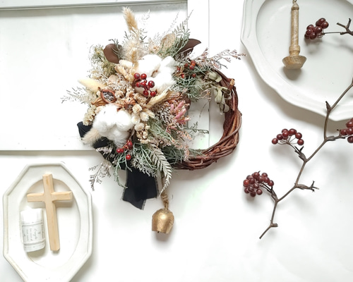 アイアンベルが鳴る　冬の実物を紡いだハーフ型　クリスマス　リース　ドライフラワー アイアンベルが鳴る冬の実物を紡いだハーフ型クリスマスリースドライ