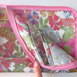 仕切り付きＡ5　L字ファスナー　クリアポーチ　アンジェリカガーラ　リバティラミ　♡大胆な大花 6枚目の画像