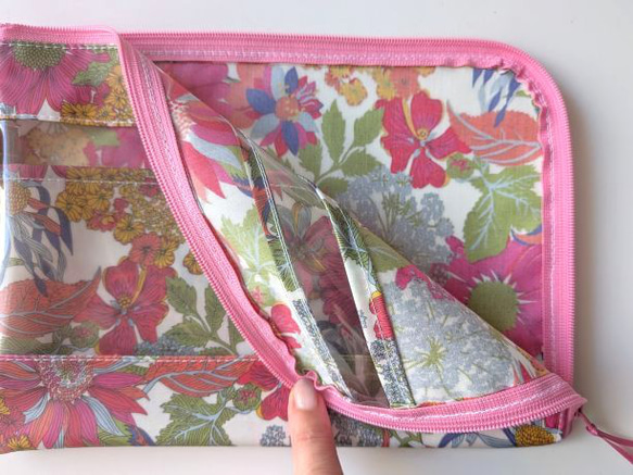 仕切り付きＡ5　L字ファスナー　クリアポーチ　アンジェリカガーラ　リバティラミ　♡大胆な大花 6枚目の画像