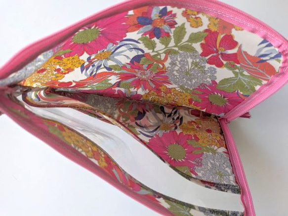 仕切り付きＡ5　L字ファスナー　クリアポーチ　アンジェリカガーラ　リバティラミ　♡大胆な大花 7枚目の画像