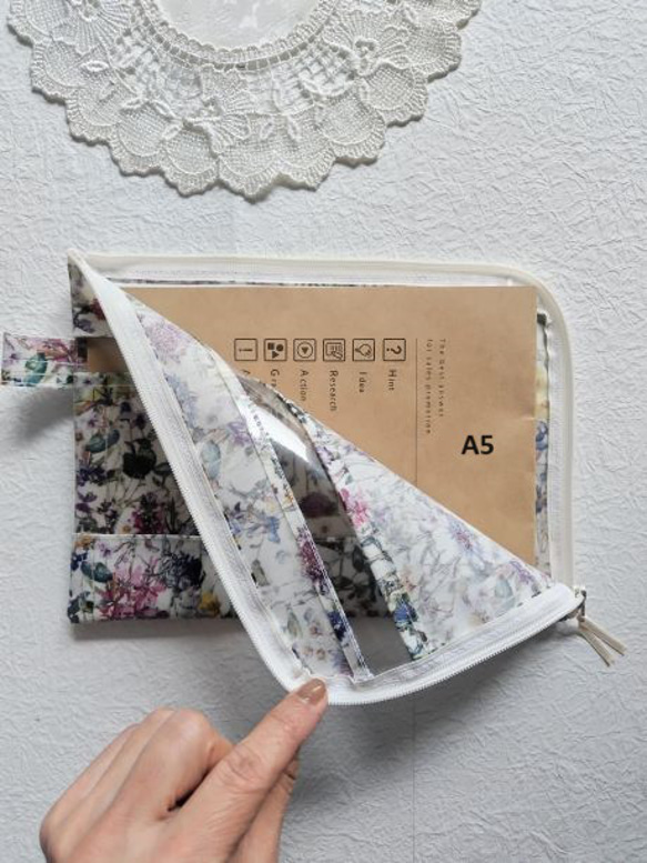 仕切り付きＡ5　L字ファスナー　クリアポーチ　アンジェリカガーラ　リバティラミ　♡大胆な大花 11枚目の画像
