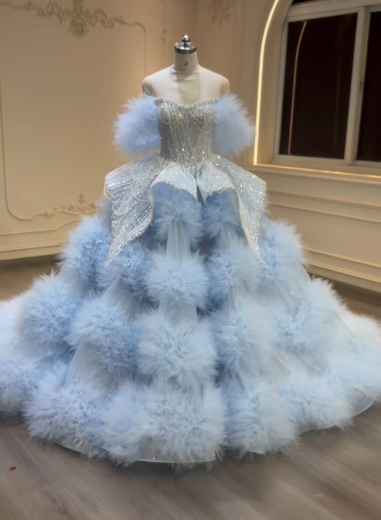 人気ドレス　水色　ギャザー　プリンセスライン　オフショルダー　二の腕カバー　ウェディングドレス　お洒落　オーダー可能花嫁