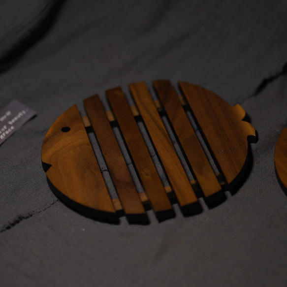 天然木の魚モチーフ 鍋敷き コースター 7枚目の画像