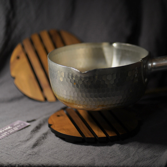 天然木の魚モチーフ 鍋敷き コースター 2枚目の画像