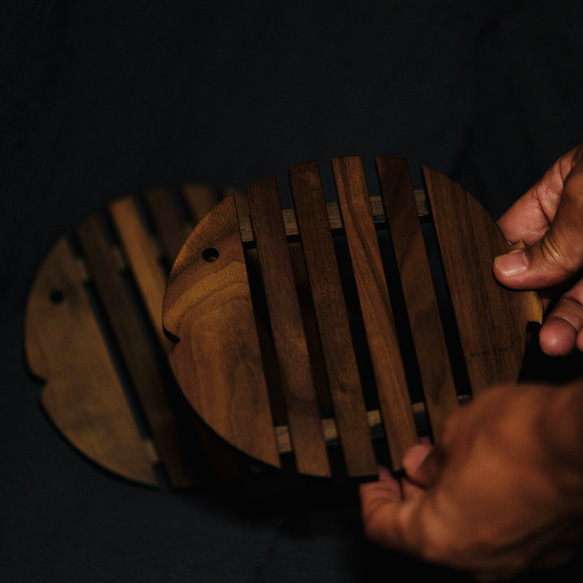 天然木の魚モチーフ 鍋敷き コースター 3枚目の画像