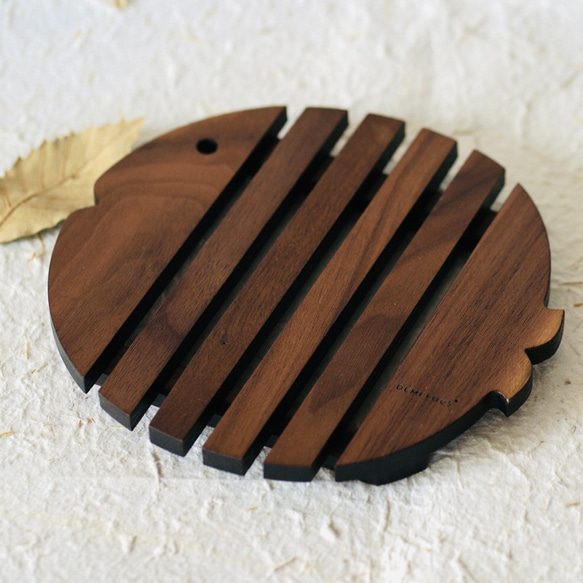 天然木の魚モチーフ 鍋敷き コースター 1枚目の画像