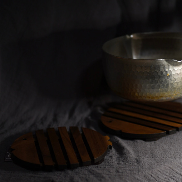 天然木の魚モチーフ 鍋敷き コースター 5枚目の画像