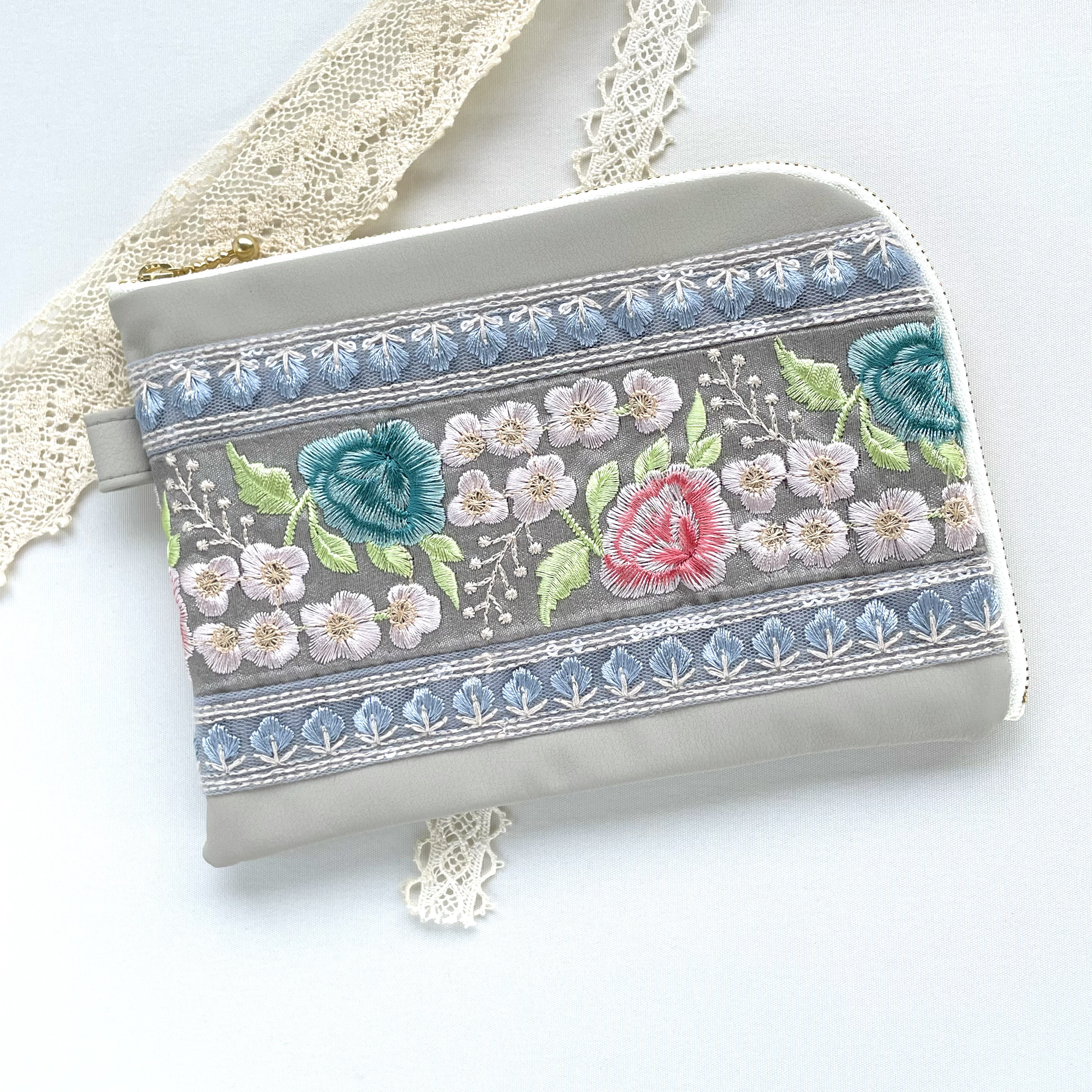 刺繍　ファスナーポーチ　ハンドメイド　お薬ポーチ　手刺繍 奈々さま専用☺︎