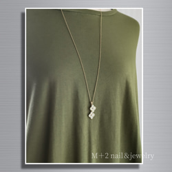 送料無料❖flowerロングネックレス　ネックレス　ゴールド　ホワイト　花　スライドボールアジャスター 2枚目の画像