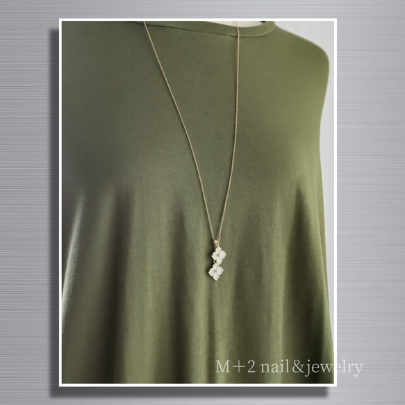 送料無料❖flowerロングネックレス　ネックレス　ゴールド　ホワイト　花　スライドボールアジャスター 2枚目の画像