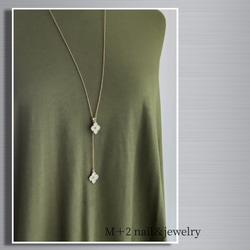 送料無料❖flowerロングネックレス　ネックレス　ゴールド　ホワイト　花　スライドボールアジャスター 3枚目の画像