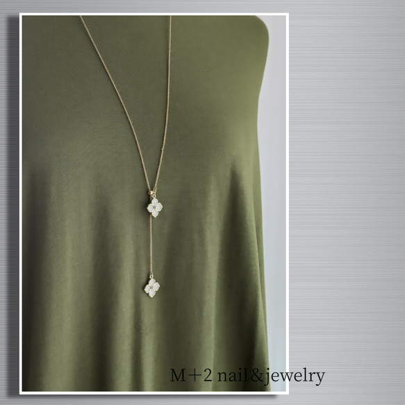 送料無料❖flowerロングネックレス　ネックレス　ゴールド　ホワイト　花　スライドボールアジャスター 3枚目の画像