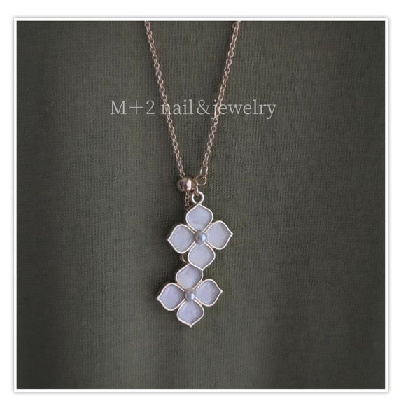 送料無料❖flowerロングネックレス　ネックレス　ゴールド　ホワイト　花　スライドボールアジャスター 1枚目の画像