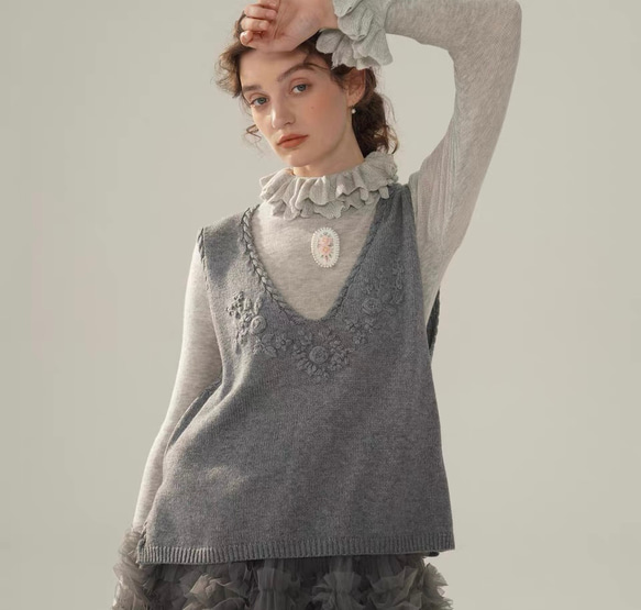 4色 フラワー刺繍 カシミヤウールベスト【春秋冬】赤・グレー・ベージュ 2枚目の画像