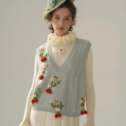 2色 可憐なベリーとフラワー刺繡 カシミヤウールベスト【春秋冬】ブルー・ピンク 1枚目の画像