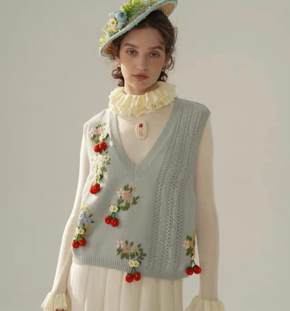 2色 可憐なベリーとフラワー刺繡 カシミヤウールベスト【春秋冬】ブルー・ピンク 1枚目の画像