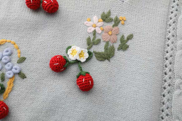 2色 可憐なベリーとフラワー刺繡 カシミヤウールベスト【春秋冬】ブルー・ピンク 14枚目の画像