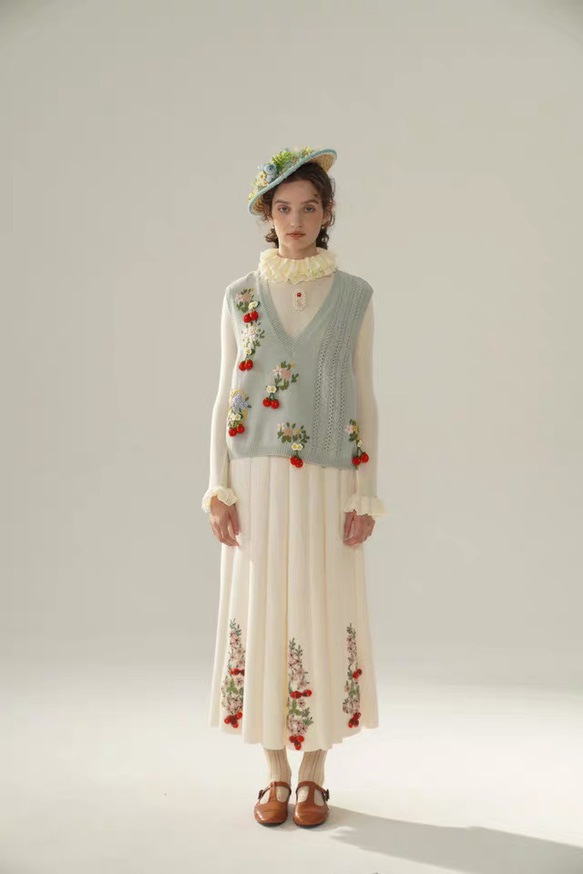 2色 可憐なベリーとフラワー刺繡 カシミヤウールベスト【春秋冬】ブルー・ピンク 3枚目の画像