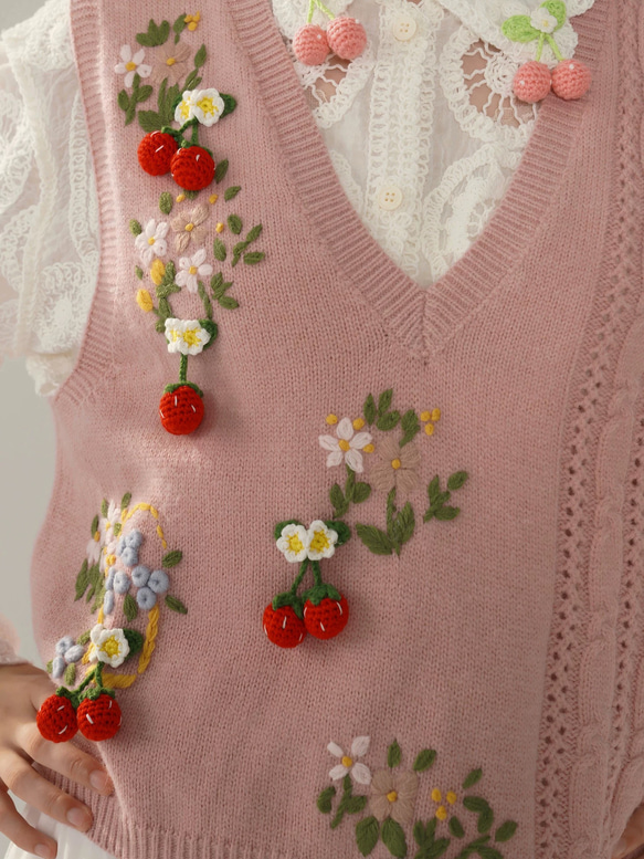 2色 可憐なベリーとフラワー刺繡 カシミヤウールベスト【春秋冬】ブルー・ピンク 6枚目の画像