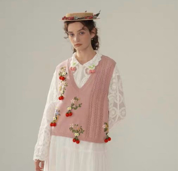 2色 可憐なベリーとフラワー刺繡 カシミヤウールベスト【春秋冬】ブルー・ピンク 2枚目の画像
