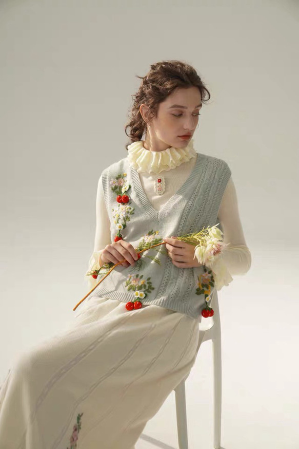 2色 可憐なベリーとフラワー刺繡 カシミヤウールベスト【春秋冬】ブルー・ピンク 12枚目の画像