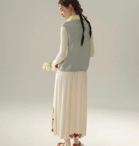 2色 可憐なベリーとフラワー刺繡 カシミヤウールベスト【春秋冬】ブルー・ピンク 4枚目の画像