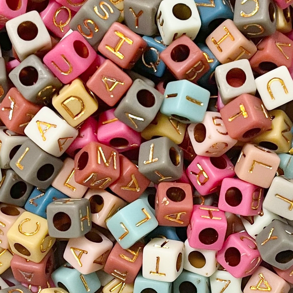 アクリルビーズ アルファベット6mm 四角 キューブ 正方形 穴3.5mm 100個 アンティークカラー×ゴールド 1枚目の画像