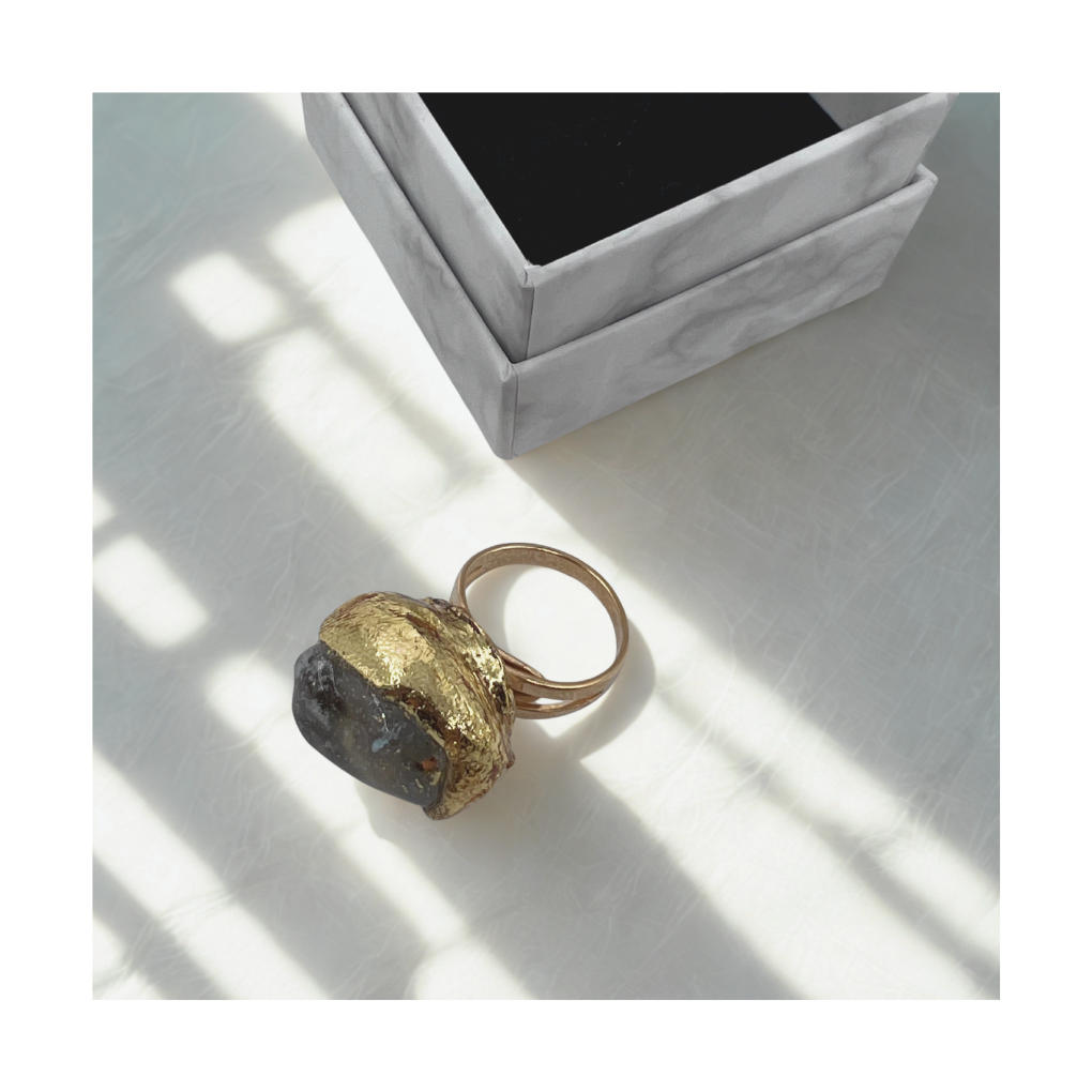 ブルーカルセドニーのドロップキャンディリング