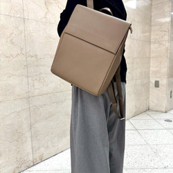 新作⭐︎大きめなサイズ⭐︎大容量⭐︎柔らかなレザーリュック⭐︎大きめなフラップ⭐︎大人リュック⭐︎ベージュ 2枚目の画像