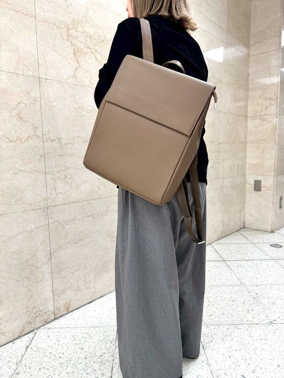 新作⭐︎大きめなサイズ⭐︎大容量⭐︎柔らかなレザーリュック⭐︎大きめなフラップ⭐︎大人リュック⭐︎ベージュ 2枚目の画像